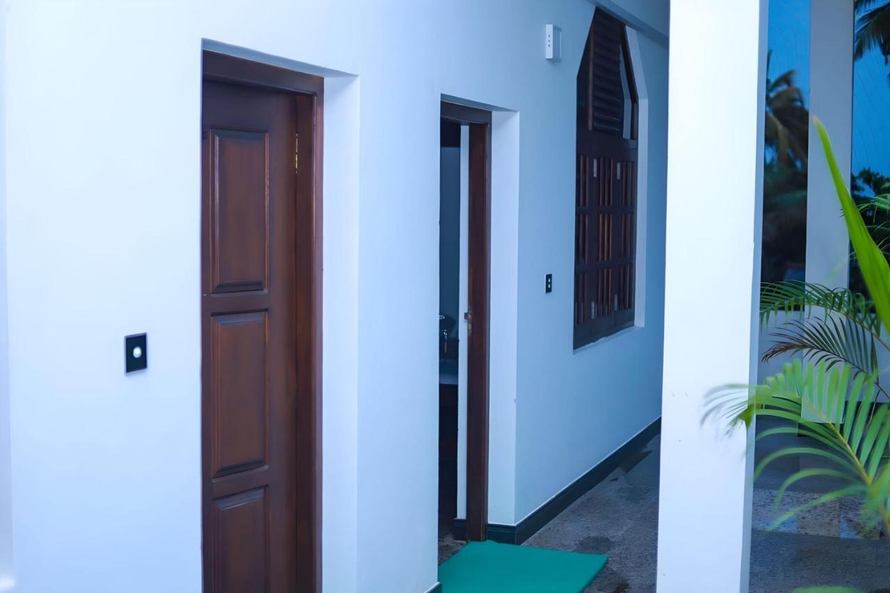 Hotel Royal Hub à Kudapaduwa Extérieur photo
