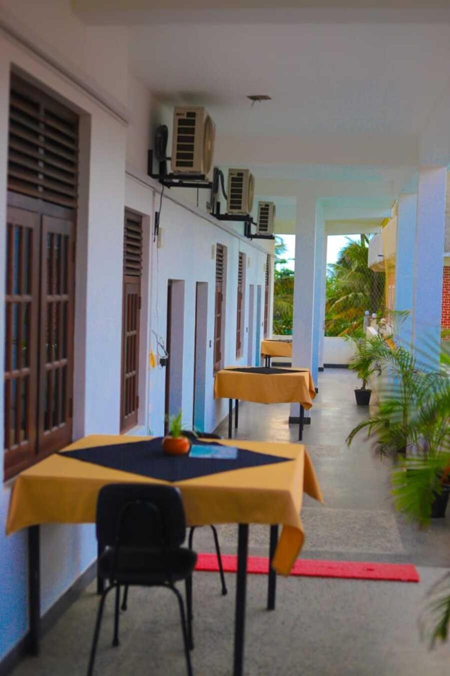 Hotel Royal Hub à Kudapaduwa Extérieur photo