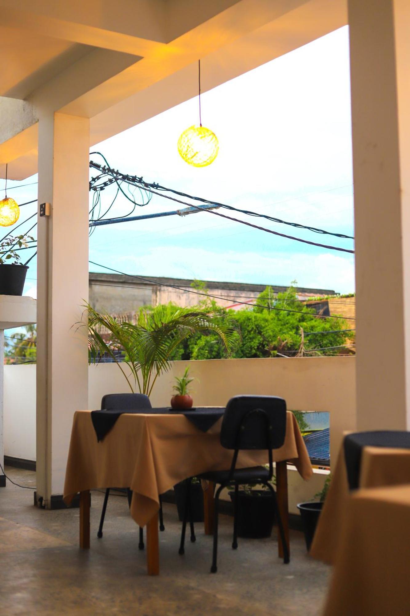 Hotel Royal Hub à Kudapaduwa Extérieur photo