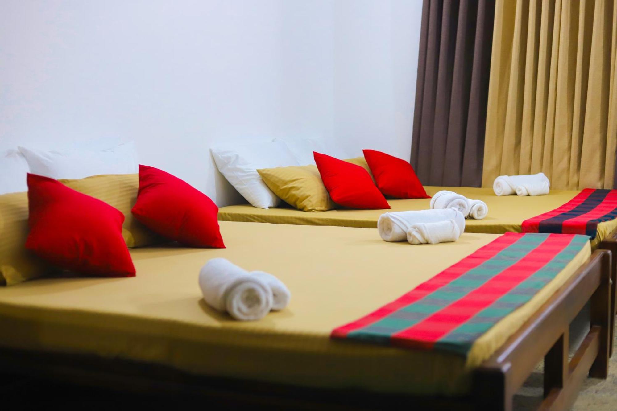 Hotel Royal Hub à Kudapaduwa Extérieur photo